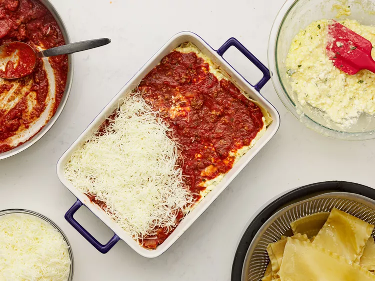 Salsa de tomate agregada a la lasaña